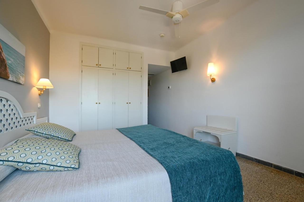Chambre Double (2 Adultes + 1 Enfant) - Vue Latérale sur Mer